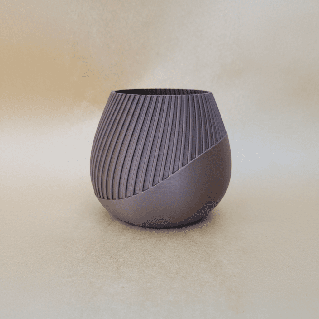 Vaso Corte Diagonal em filamento marrom cacau, sobre fundo neutro